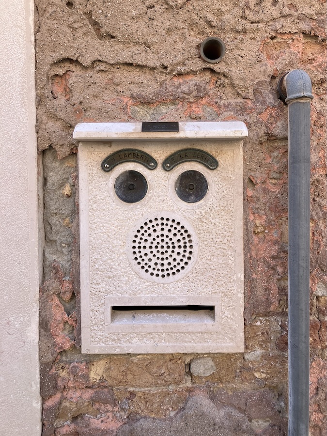 Holzkasten Sprechkasten, der wie ein Gesicht aussieht