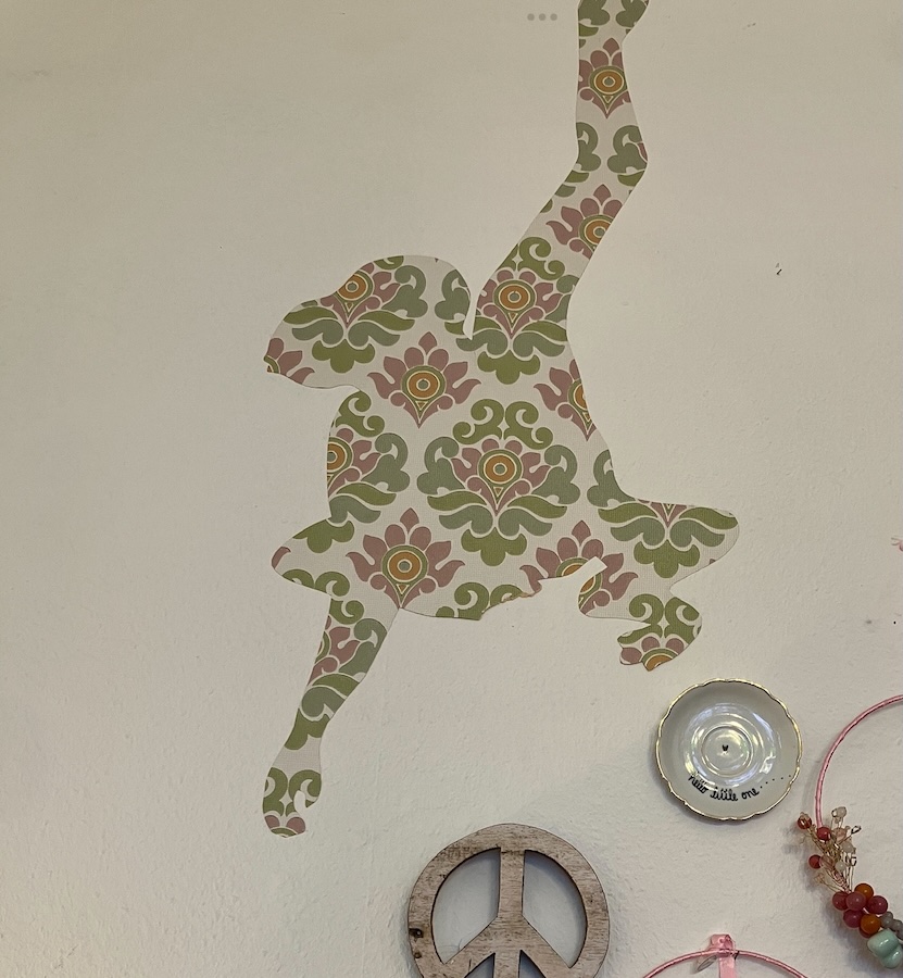 Wandfigur aus Tapete, Holz Peace Zeichen